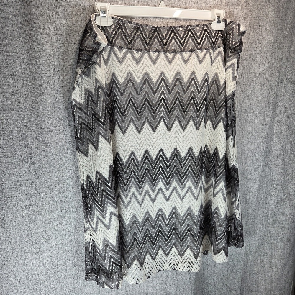 Zac Rachel Woman's Sz 2X White Gray Crochet Look Chevron Skirt Boho Casual